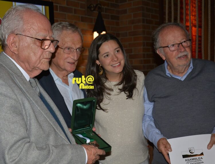 Asamblea condecoró a Hato Viejo Ruta Noticias