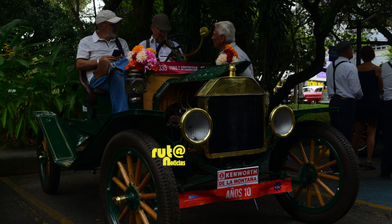 Desfile de Autos Clásicos y Antiguos Ruta Noticias