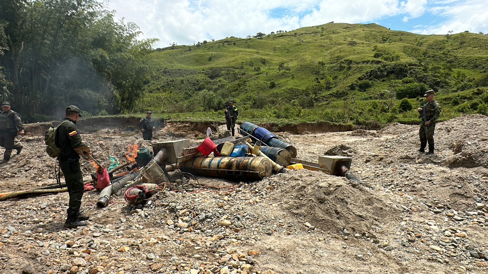 Operativo contra la minería ilegal en el Río Nare le quita equipos y ...