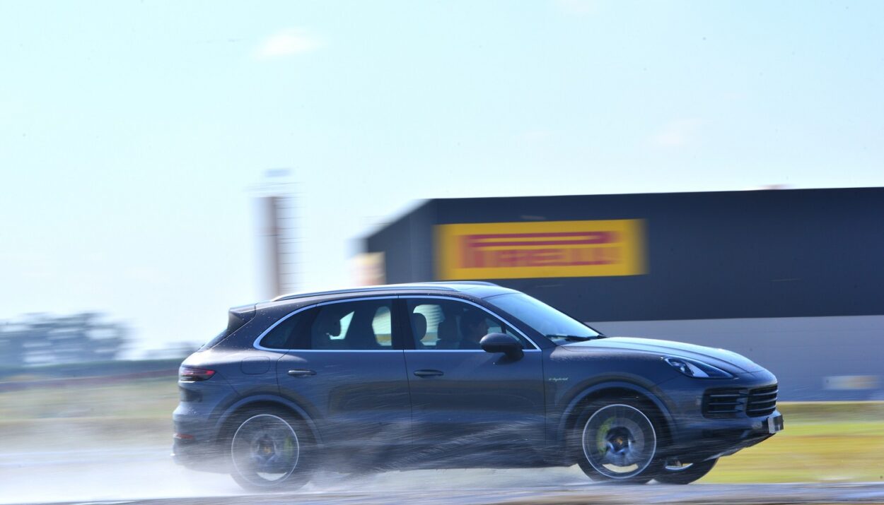 conducción segura en épocas de lluvia Pirelli Ruta Noticias