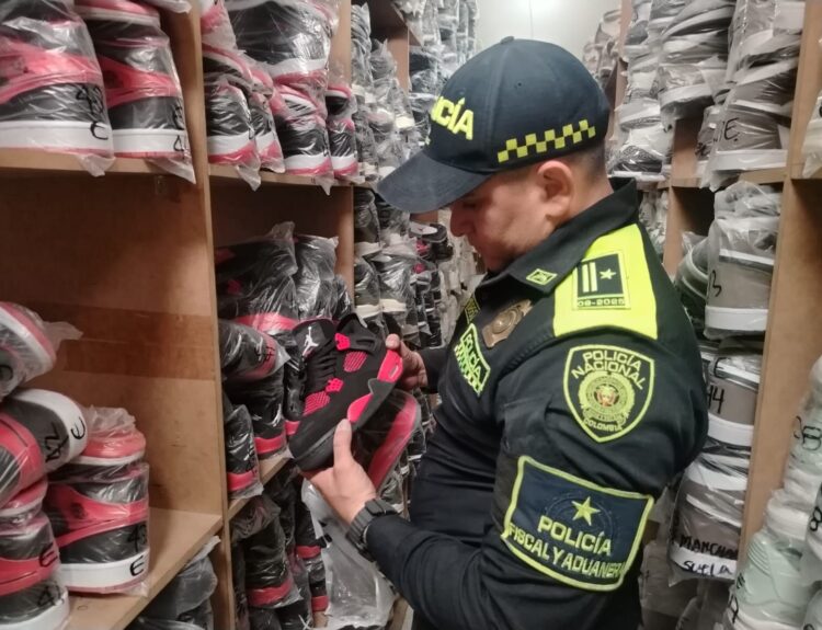 Contrabandistas de cigarrillos y tenis en Medellín Ruta Noticias