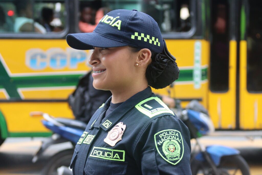 Mujer Policía en Medellín y Colombia Ruta Noticias