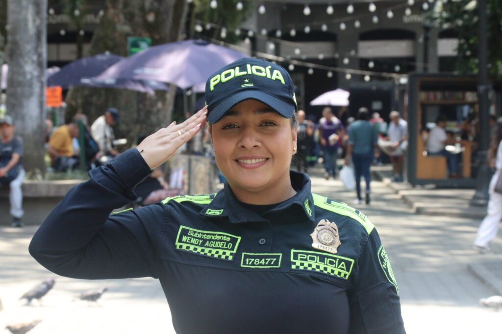 Mujer Policía en Medellín y Colombia Ruta Noticias